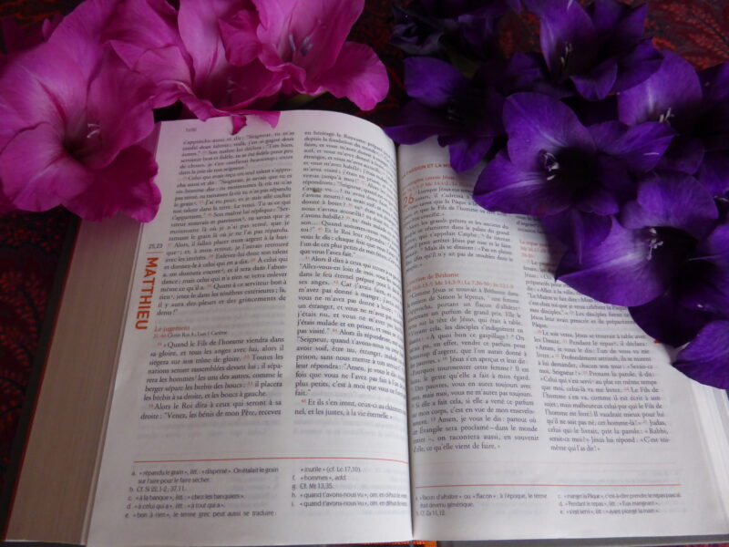 Bible et fleurs
