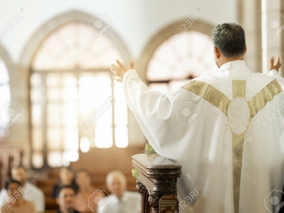 Prêtre prêchant